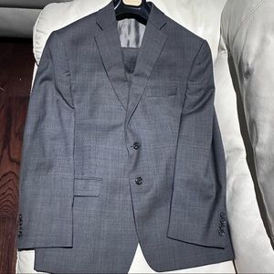 EUC Men’s Grey patterned Michael Kors suit size 42s.